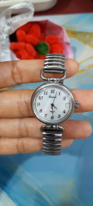 Đồng hồ nữ Lamue mặt khảm trai có lịch dây chun sang trọng second hand si nhật- đã qua sử dụng