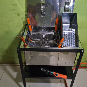 Dandang Mie Ayam 4 Lubang: Panduan Lengkap\\n\\nMie ayam merupakan salah satu makanan favorit di Indonesia, dan penggunaan alat yang tepat dapat mempengaruhi rasa dan tekstur mie ayam yang dihasilkan. Salah satu alat yang populer untuk memasak mie ayam adalah dandang mie ayam 4 lubang, dandang kotak, atau set panci mie kocok. Artikel ini akan membahas tentang dandang mie ayam 4 lubang, cara menggunakan dan merawatnya, serta kelebihan dan kekurangannya.\\n\\n Apa Itu Dandang Mie Ayam?\\n\\nDandang mie ayam adalah alat memasak yang dirancang khusus untuk memasak mie ayam. Ada beberapa jenis dandang mie ayam yang tersedia di pasaran, termasuk dandang kotak panci mie, dandang mie ayam berkualitas, dan set panci mie kocok.\\n\\n Dandang Kotak Panci Mie\\n\\nDandang kotak panci mie adalah jenis dandang mie ayam yang berbentuk kotak dan memiliki lubang di bagian bawahnya. Lubang-lubang tersebut digunakan untuk memasak mie dan kuah secara bersamaan, sehingga proses memasak menjadi lebih efisien.\\n\\n Dandang Mie Ayam Berkualitas\\n\\nDandang mie ayam berkualitas adalah alat memasak yang terbuat dari bahan berkualitas tinggi, seperti stainless steel atau aluminium. Alat ini dirancang untuk tahan lama dan mudah dibersihkan.\\n\\n Set Panci Mie Kocok\\n\\nSet panci mie kocok adalah alat memasak yang terdiri dari panci dan alat kocok. Panci ini dirancang khusus untuk memasak mie ayam, sementara alat kocok digunakan untuk mengaduk mie dan kuah sehingga rasa dan teksturnya menjadi lebih merata.\\n\\n Cara Menggunakan Dandang Mie Ayam\\n\\nDandang mie ayam praktis dan mudah digunakan. Berikut ini adalah langkah-langkah memasak mie ayam dengan dandang:\\n\\n1. Siapkan bahan-bahan yang diperlukan, seperti mie, ayam, sayuran, dan bumbu-bumbu.\n2. Panaskan dandang mie ayam di atas kompor.\n3. Masukkan bahan-bahan yang sudah dipersiapkan ke dalam dandang.\n4. Tutup dandang dan biarkan bahan-bahan tersebut masak selama beberapa menit.\n5. Angkat dandang dan sajikan mie ayam panas-panas.\\n\\n Kelebihan dan Kekurangan Dandang Mie Ayam\\n\\n Keuntungan Menggunakan Dandang Mie Ayam\\n\\nMenggunakan dandang mie ayam memiliki beberapa keuntungan, di antaranya adalah:\\n\\n- Memasak mie ayam menjadi lebih praktis dan efisien.\\n- Tekstur mie dan kuah menjadi lebih merata.\\n- Rasa mie ayam menjadi lebih enak dan lezat.\\n\\n Kekurangan Dandang Mie Ayam\\n\\nNamun, penggunaan dandang mie ayam juga memiliki beberapa kekurangan, di antaranya adalah:\\n\\n- Harga dandang mie ayam berkualitas tinggi bisa cukup mahal.\\n- Perawatan dandang mie ayam membutuhkan perhatian khusus agar alat tersebut tetap awet dan tahan lama.\\n\\n Tips dan Trik Penggunaan Dandang Mie Ayam\\n\\n Cara Merawat Dandang Mie Ayam\\n\\nUntuk menjaga dandang mie ayam agar tetap awet dan tahan lama, berikut ini adalah beberapa tips merawat dandang mie ayam:\\n\\n- Bersihkan dandang mie ayam setelah digunakan.\\n- Jangan biarkan dandang mie ayam terkena air yang berlebihan.\\n- Simpan dandang mie ayam di tempat yang kering dan aman.\\n\\n Variasi Menu Mie Ayam dengan Dandang\\n\\nSelain memasak mie ayam tradisional, Anda juga dapat mencoba variasi menu lain dengan menggunakan dandang mie ayam. Berikut ini adalah beberapa contoh variasi menu mie ayam yang dapat dicoba:\\n\\n- Mie ayam goreng\\n- Mie ayam bakso\\n- Mie ayam soto\\n\\nDengan menggunakan dandang mie ayam, Anda dapat membuat berbagai variasi menu mie ayam yang enak dan lezat.