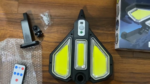 ไฟถนนโซล่าเซลล์ 700W ไฟสปอตไลท์ กันน้ำกลางแจ้ง ป้องกันฟ้าผ่า สว่างอัตโนมัติเมื่อฟ้ามืด ติดตั้งง่าย พร้อมส่ง