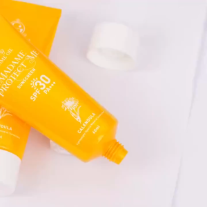 Madame Gie Sunscreen Emulsi Hydrating & Shield SPF 30/50 PA+++ dengan Calendula - Warna Kuning - Uv Protection Non-Sticky Travel Size