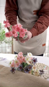 Bó hoa cánh bướm hoa cúc hoa sao nhái giả nhiều màu trang trí decor nhà cửa sự kiện tiệc cưới studio bó hoa cầm tay