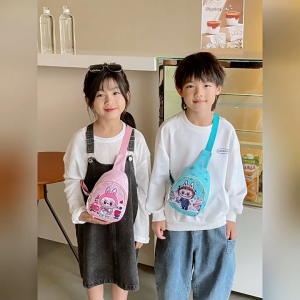 ThaiBeats พร้อมส่ง กระเป๋าคาดอกเด็ก กระเป๋าสะพายไหล่ กระเป๋าลาบูบู้ กระเป๋าเดินทาง กระเป๋านักเรียน ขนาดเล็ก สะพายไหล่ ลายการ์ตูนน่ารักๆ สำหรับเด็กผู้หญิง/ผู้ชาย นักเรียน Labubu น่ารัก