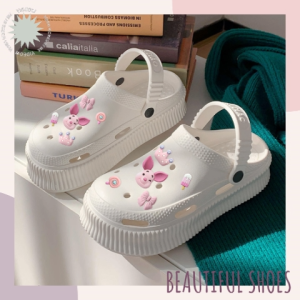 LHSunday ลดวันเดียว รองเท้าแตะแบบสวม สไตล์น่ารักแบบใหม่ ติดตัวการ์ตูนสุดคาวาอี้ น้องมี 5 สีโทนมินิมอล เอาใจสายตัวแม่แฟชั่น พื้นหนา ใส่สบาย ยางนิ่ม ราคาสบายกระเป๋ามากเวอร์