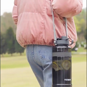 ขวดน้ําพลาสติก 1000 / 2000ML: ขวดน้ําพลาสติกแบบพกพา ขวดน้ําพลาสติกความจุสูงพิเศษ ถ้วยพลาสติกพร้อมสายคล้อง