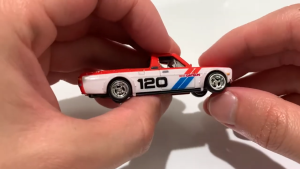 Mô hình xe Bre Datsun Sunny Truck 1975 Boulevard Series 1:64 Hot Wheels Premium