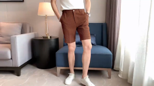 แฟชั่นของผู้ชายฤดูร้อนกางเกงขาสั้นห้าส่วนทรงหลวมระบายอากาศเรียบง่ายหล่อลำลองอเนกประสงค์