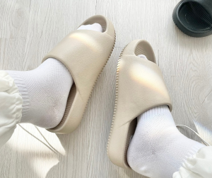 Giày trung niên nữ chống trơn trượt đi bộ đi dạo êm ái đế 3cm Giày lười nữ thoáng khí