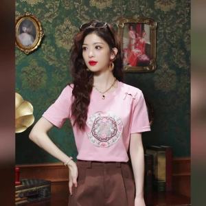 Ammin 2024 Mùa Hè Mới Trung Quốc Thời Trang Định Vị Thêu hoa màu hồng áo phông ngắn tay Của Phụ Nữ Cổ Điển Nút cổ tròn Với Áo Blouse thanh lịch