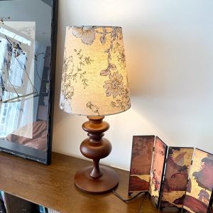 จีนโบราณพิมพ์ผ้าโคมไฟตั้งโต๊ะห้องนอนวินเทจหัวเตียงความรู้สึกพรีเมี่ยมแสงหรูหราห้องนั่งเล่นไม้เนื้อแข็งตกแต่งเครื่องประดับบรรยากาศแสง