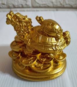 เต่ามังกรแบกลูก 1 คู่ สัญลักษณ์ของความแข็งแกร่ง อายุยืน ความสำเร็จ และความเจริญรุ่งเรือง ยิ่งในด้านการเงิน รวมทั้งโชคลาภ