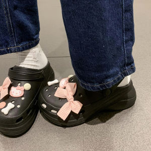 LHMoonlight มาจัดกันได้เลย รองเท้าหัวโตแฟชั่นทรงยอดฮิตใส่ได้ทั้งลายและหญิง วัสดุยางพื้นนิ่มมีปุ่มลายนวดเท้า มี5สีให้เลือกเลย แถมฟรีตัวติด1ชุดให้ด้วยนะ