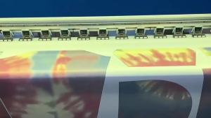 2025 Áo thun mới cho bé trai áo in màu sắc Giáng sinh cho trẻ em mùa xuân và thu áo cơ bản cho bé áo thun ngắn tay