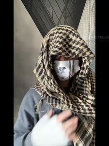 Arab Keffiyeh Shemagh Headscarf Arabian Neck Scarf Neckwrap Ethnic Desert Head Wrap Windproof Men and Women Outdoor Hiking Scarves Military Arab Tactical Desert Scarf with Tassel