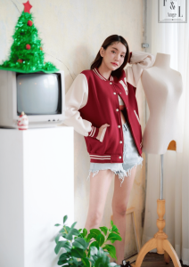 แจ๊คเก็ตหญิง เสื้อเบสบอล ผญ สไคล์สาวไฮสคูล ใส่ได้ทั้งทำงานออฟฟิศคุลมหนาว เดินทาง ตปท. หรือใส่กันลมก็น่ารักค่ะ freesize มี 2 สี ดำ แดง