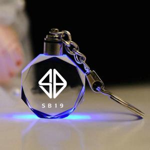 พวงกุญแจรถจักรยานยนต์แบบกำหนดเอง7สีไฟ LED พวงกุญแจรถโชว์ SB19พวงกุญแจแบบกำหนดเองอุปกรณ์ประดับตกแต่ง