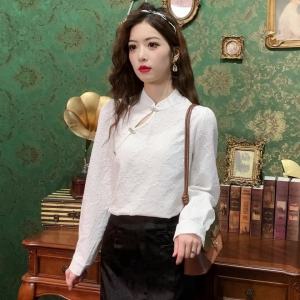 AMMIN เสื้อผู้หญิงกี่เพ้ามีกระดุมสำหรับผู้หญิงเสื้อสตรีทรงกี่เพ้าสีขาวเสื้อเชิ้ตคอตั้งเรียบๆฤดูใบไม้ผลิ2024แขนยาว