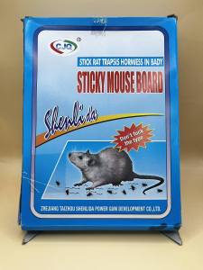 Shenli da Sticky Mouse Board traps rodents in the bathroom. Features a large adhesive surface and is designed for indoor use. Suitable for home or office environments.