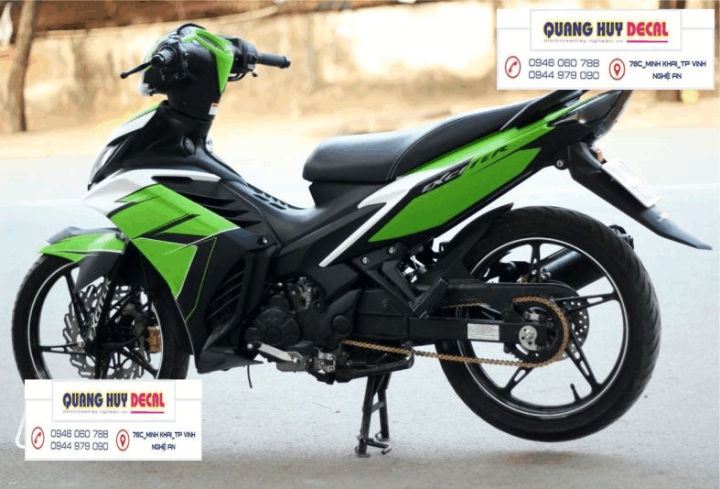Tem%20TR%C3%99M%20PH%E1%BB%A6%20xe%20%20exciter%20135%20xanh%20%C4%91en%20ch%E1%BA%BF%20%C4%91%E1%BA%B9p-%20Tem%20%20d%C3%A1n%20xe%20m%C3%A1y%20exciter%20135%20thi%E1%BA%BFt%20k%E1%BA%BF%20theo%20y%C3%AAu%20c%E1%BA%A7u%20-%20tem%20xe%20exciter%20135%20xanh%20%C4%91en%20L%C3%81%20AMBC%20-%20Image%204