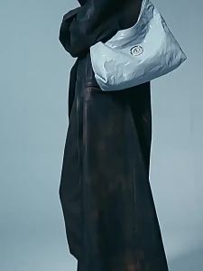 GROTT0 个 . Le le Classichobo Lightweight single-shoulder crossbody bag made of vegetable-tanned sheepskin