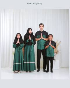 Sarimbit keluarga baju seragam keluarga motif polos terbaru sarimbit cozy michan terbaru warna hijau botol emerland baju seragam lebaran elegan baju seragam muslim baju gamis dewasa baju anak terbaru koko dewasa lengan pendek