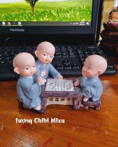 Tượng chú tiểu áo xanh mẫu 03 chú chơi đánh cờ tướng