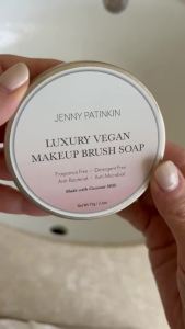 Xà phòng làm sạch cọ trang điểm Jenny Patinkin Xà phòng làm sạch cọ trang điểm cao cấp thân thiện với người ăn chay dùng cho mọi loại lông cọ – tổng hợp & tự nhiên làm sạch chuyên nghiệp không thử nghiệm trên động vật.