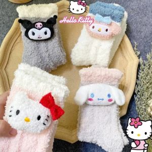 MZP 4Pairs Cinnamoroll ถุงเท้าทรงท่อสำหรับแมวลูกแมว เมโลดี้ ตุ๊กตาผ้าพลัฌ ถุงน่องชั้น Kuromi คาวาอิ อบอุ่นและอบอุ่น ถุงเท้าขนแกะสีแสดเข้ม ฤดูหนาวในฤดูหนาว