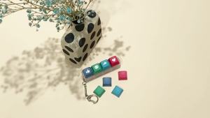 Keyboard Fidget Toys Finger Fidget Clicker Keychain with LED Light and 4 Replaceable Keycaps Decompression Toys for Autism Stress Relief (ICON 4 in 1)