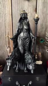 Hekate Niktipolos Statue The Witch of The Night Underworld Hekate Phōsphoros Light-Bringer or Morning Star Statue Hecate Greek Goddess with Her Hounds of Magic Resin Sculpture (A)