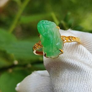 Fine Jewellery 18k Gold Setting with Green Natural Type A Jadeite Ring crafted as Pixiu with diamonds weigh 2.05 gram Finger Size 17.mm measurement 13.8 * 8 * 5.9 mm (18kring8)