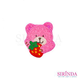 ตัวรีดการ์ตูนหมีอุ้มสตอเบอรี่ ตัวรีดติดเสื้อ อาร์มปักตกแต่ง DIY EMBROIDERY PATCH (00080472)