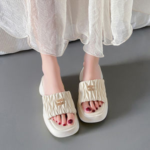 QDshop กำลังฮิต รองเท้าแตะแฟชั่นส้นสูงสำหรับคุณผู้หญิง ดีไซน์เรียวเข้ารูปเท้าให้ความสูงของรองเท้าประมาณ2-2.5นิ้ว ใส่แล้วเสริมทรงเสริมความสูงแน่นอน สั่งเลยพร้อมส่ง