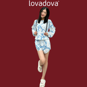 Set Đồ Bộ Lovadova Áo Tay Dài Xẻ Vai Phối Quần Short Họa Tiết Loang Tie-Dye Vải Cotton Da Cá DO0510