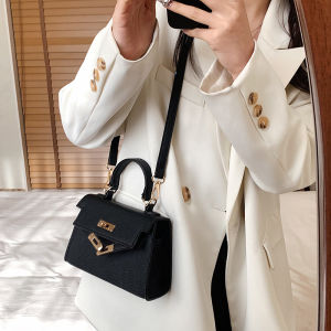 NQshop เตรียมจัดส่ง กระเป๋าสะพายไหล่ สีพื้นเรียบง่าย เข้าได้กับทุกการแต่งกาย ใบเล็กสวยจึ้ง สะพายได้ทุกวันทุกลุค มีตัวล็อคด้านหน้า คือดีย์ สาวๆมีไว้สักใบน้า