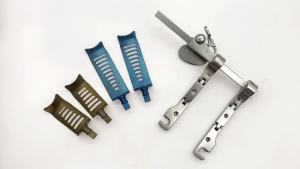 QSWTITAN AO Parallel Moving Retractor Spine Cervical Lumbar Distractor Movable Blade Type Forceps Orthopedic Instrument