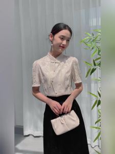 Ammin 2024 R เสื้อคอตั้งซาตินแจ็คการ์ดสำหรับผู้หญิงเสื้อเชิ้ตลำลองเข้ากับทุกชุด Atasan Sifon ผ้าแจ็คการ์ดสไตล์จีนเสื้อสไตล์แขนสั้นประจำชาติ