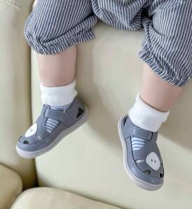 รุ่นขายดี Littlebluelamb รองเท้าหัดเดินรุ่นจมูกหมู สีขาว/สีเทา สำหรับ 0-2 ขวบ (BB-B215060)  ดีไซน์โปร่ง ไม่อับไม่ร้อน  พื้นกันลื่น น้ำหนักเบา