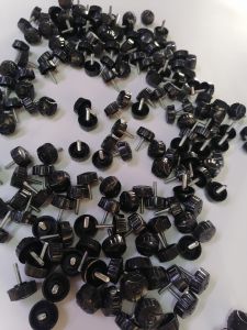 Ốc gắn vào tay quay máy câu cá