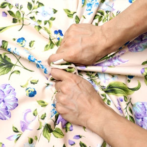 100% ลายดอกลิลลี่ ผ้าคอตต้อน ดอกกุหลาบ และดอกแย้ม หน้ากว้าง 44 นิ้ว ผ้าหลา ผ้าคอตต้อน