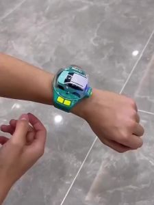 抖音同款手表充电动迷你遥控小汽车儿童玩具男孩子礼物车载小摆件Douyin dengan jam tangan yang sama mengecas alat kawalan jauh mini mainan kanak-kanak lelaki hadiahkan karung kereta