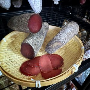 200 กรัม เนื้อบีฟเบรซาโอลา (Beef Bresaola) เนื้อวัวฟิเลต์หมักแห้ง (Cured Beef Filet) หรือที่รู้จักกันในชื่อ บึนด์เนอร์เฟลช (Bündnerfleisch) / เนื้อเกรียงซง (Viande des Grisons)