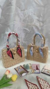กระเป๋าสานผักตบชวา พร้อมผ้าพันสายกระเป๋าลายพรีเมี่ยม (เลือกลายได้) พร๊อพถ่ายรูปไม่ซ้ําซ้ําใคร กระเป๋าเที่ยวทะเล กระเป๋าสานเลือกได้สไตล์คุณ
