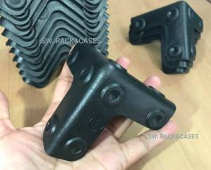 มุมตู้ลำโพง มุมขอบตู้ลำโพงกันแตก (รหัส S) ขนาด 8.3x8.3x0.5mm วัสดุเกรดดีพลาสติก abs หนาเหนี่ยวไม่แตกง่าย แข็งแรงได้มาตรฐาน สินค้าไทย