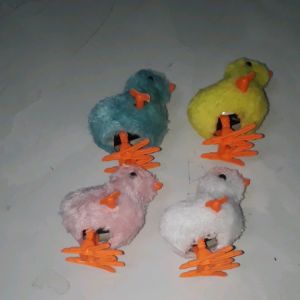 Gà con nhỏ nhồi bông và nhưa đi bằng lên dây cót