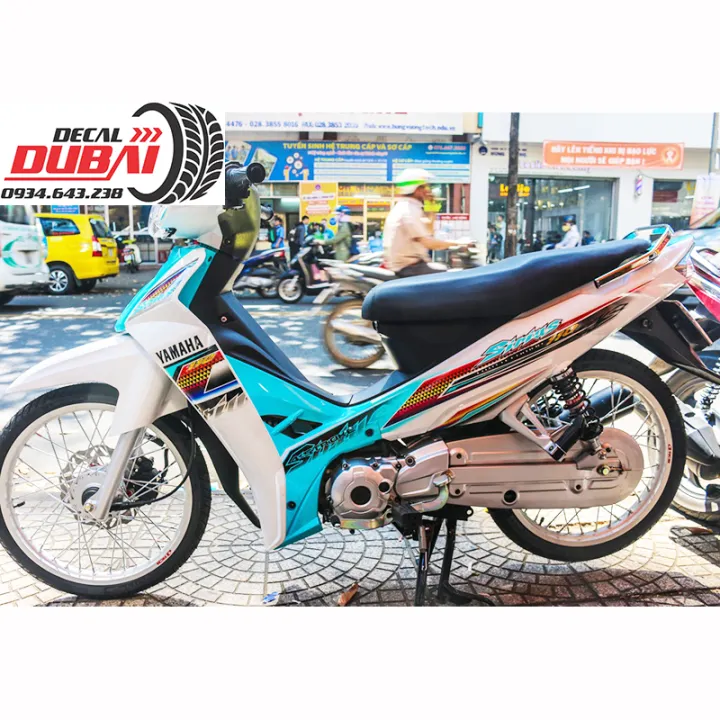 Tem%20Tr%C3%B9m%20D%C3%A1n%20Xe%20Sirius%20Xanh%20Tr%E1%BA%AFng%20M%E1%BA%ABu%20M%E1%BB%9Bi%20-%20Image%201