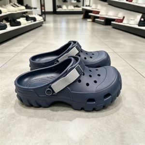 Crocss New European-style perforated shoes for men non-slip breathable beach shoes fashionable outdoor lightweight sandals