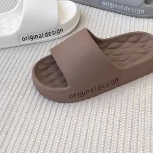 WY-รองเท้าแตะใส่เดินในบ้าน XIXITIAO สำหรับผู้ชายรองเท้าแตะฤดูร้อนคำเดียวผ้าหนาตัวอักษรภาษาอังกฤษแฟชั่นรองเท้าแตะ EVA