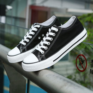 รองเท้าผ้าใบ รองเท้าแฟชั่นสำหรับบุรุษและสตรี (สีดำ สีขาว) รองเท้าลำลองสำหรับนักเรียน ระบายอากาศได้ดี
