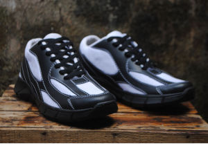 Graphity Footwear CX233943 Sepatu Olahraga Bulu Tangkis Hitam Putih