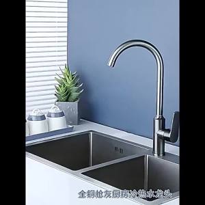 AU All-copper kitchen faucet with dual control for hot and cold water featuring a pull-out spray head suitable for kitchen sinks and washbasins